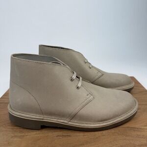 New Mens Clarks Shepton Beige Nubuck Distressed Casual Chukka Boot Size 8.5 NIB